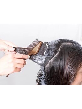 《脱白髪染め》熟練のホイルワークで白髪をカモフラージュ！白髪の量や箇所に応じてあなただけのデザインを