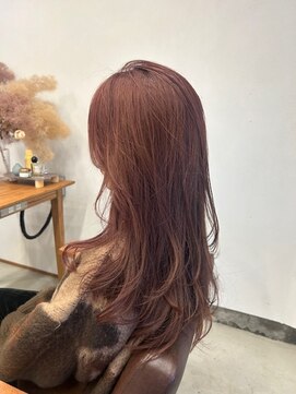 ツキ(TSUKI) 赤みピンク×レイヤーカット