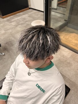 イーラ(era) メンズパーマホワイトメッシュ縦落ちツイストマッシュ