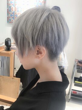 デイズ(days) ハンサムショート　ホワイトアッシュ刈り上げ女子ベリーショート