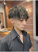 波巻きパーマ×ハイライトでストリート感溢れる男らしいヘアに◎