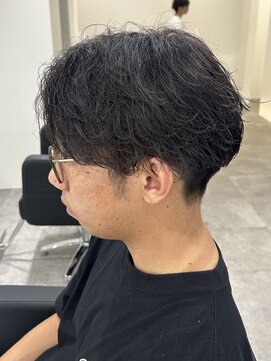 ヒュイル バイ ニアウ(Hwyl by Niau) センターパートシャドウパーマ刈り上げナチュラルマッシュ