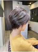 白髪ぼかしハイライト × 襟足締めたショートボブ