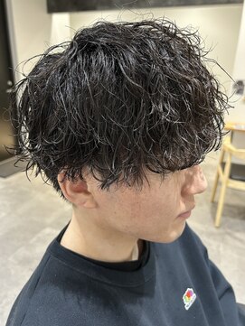 ヒュイル バイ ニアウ(Hwyl by Niau) メンズマッシュパーマ波巻スパイラルパーマニュアンスパーマ眉毛