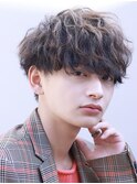 波巻きパーマツイストスパイラルパーマツーブロックメンズ黒髪