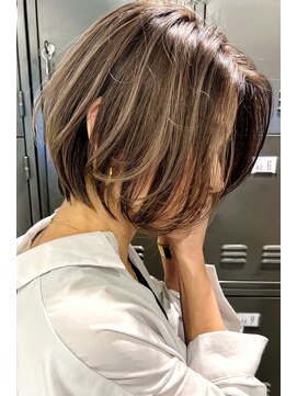 トルネード(TORNADO) 前下がりショートボブ外国人風ハイライト