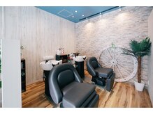 ヴィーナ(Veena)の雰囲気（開放感のある店内でフルフラットシャンプー台でお寛ぎください♪）