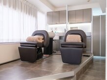 アンジュ ヘアー(Ange hair)の雰囲気(女性がリラックスできるリクライニングシャンプー台。)