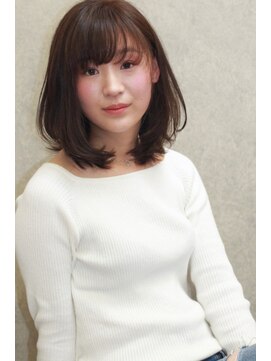 ルーツマーチン(ROOTSmartin) 前髪あり・ワンカールのミディアムヘア・鎖骨下くらいの長さ