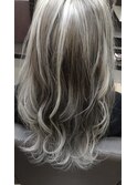 毛先に動きがある艶髪でナチュラルな大人スタイル