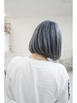 ネフ(NeF) ホワイトシルバーの内巻きボブ☆