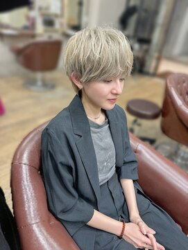 ハピネス 王寺店(Happiness) 刈り上げマッシュショート ホワイトブロンド メンズライク 王寺