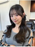ウェーブヘア×ニュアンスカラーで魅せる柔らかさ