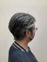 アクセ 無造作ショートレイヤー刈り上げツーブロック白髪ぼかしカラー