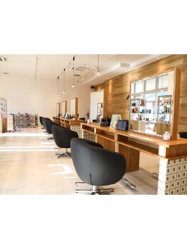 白髪や髪のうねりなど、大人世代の悩みに寄り添う専門サロン。丁寧なカウンセリングと高技術で理想の髪へ♪