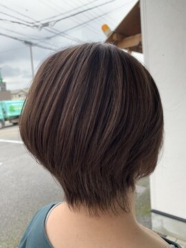 フリー(Free) 脱白髪染め白髪ぼかしシークレットハイライト×ショートヘアー