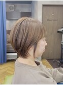 襟足長めのショートスタイル。