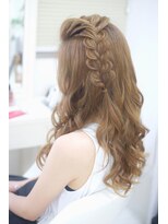 リサ 恵比寿(risa.)&nbsp;ポンパ編み込みダウンアレンジ