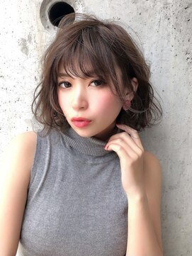 エストレーラ(estrela) 『estrela』大人可愛いカーキベージュ 無造作耳掛けショートボブ