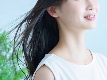 株式会社クリエイトスハニーの写真/《髪質改善》縮毛矯正なのに驚くほどナチュラル◎艶やかで柔らかく動くストレートの仕上がりが大好評♪