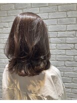 リビング(LiVing) レイヤーが入った外ハネヘアスタイル
