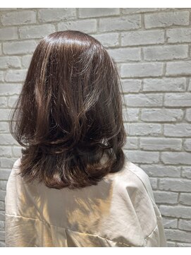 リビング 元住吉店(LiVing) レイヤーが入った外ハネヘアスタイル