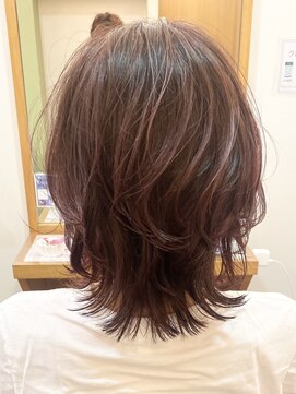 フリージア(freesia) 30代40代50代/くびれウルフ/ミディアムスタイル