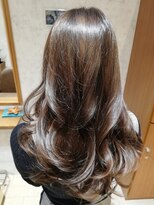 ルシア(Rucia)&nbsp;ふんわり巻き髪　透明感アッシュ