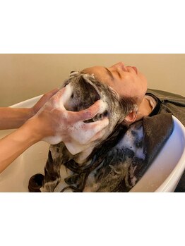 健康な頭皮に乾燥は大敵！ハチミツの保湿力を最大限に活かした「ハニースパ」カラーやパーマ後のケアにも◎