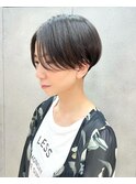 くびれショート黒髪　パーマ