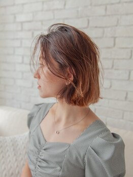 経験豊富なスタイリストが、あなたの髪質やクセを見極め、あなたの“なりたい”を叶えてくれます。