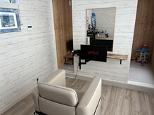 お席で映画観ながら施術できます！お子様も大人も大歓迎！