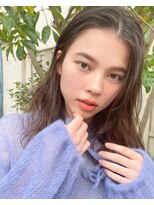 オフィスでの好感度抜群！女性らしいフェミニンロングパーマ