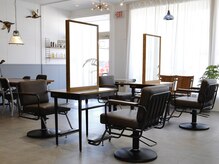 カフェのような落ち着いた店内で、ゆっくりお過ごしいただけます