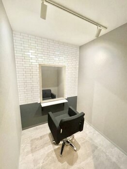 イリス 茨木店の写真/【大人女性のための上質サロン】個室空間で叶える極上の髪質改善を。周りを気にせず過ごしやすいと好評◎