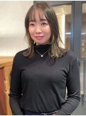 イヤリングカラー　ブロンドカラー　外ハネミディアム　顔周り