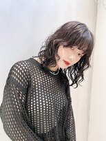 ホロ(hollo)&nbsp;ウルフレイヤーニュアンスカールパーマミディアム ロングボブ