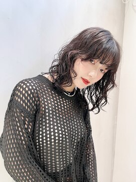 ホロ(hollo) ウルフレイヤーニュアンスカールパーマミディアム ロングボブ