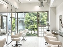 レンジシ オモテサンドウ(RENJISHI omotesando)の雰囲気（自然光たっぷりの明るい空間です/表参道/ショート/ショートボブ）