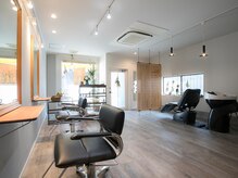 オヤ ヘア サロン(Oya hair salon)の雰囲気（自然光たっぷりの明るい店内）