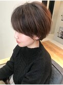 丸み耳掛けアッシュブラウンショート