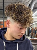 ニコ トウキョウ ロジック(nico TOKYO Logic)&nbsp;スペインカールホワイトメッシュフェードメンズ髪型短髪