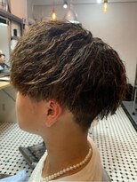 ディスイズバーバーフォース(THIS IS BARBER 4th)&nbsp;束感ツイストパーマ ツーブロック バーバー 刈り上げ メンズヘア