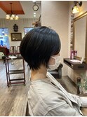 黒髪くびれショート