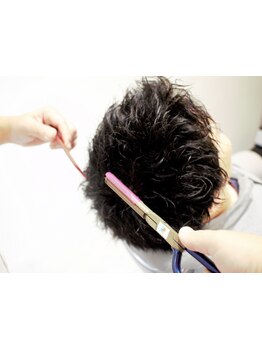 “なりたい”を叶えるメンズカット。髪質を見極め、再現性の高いカット技術で毎日のスタイリングも簡単。