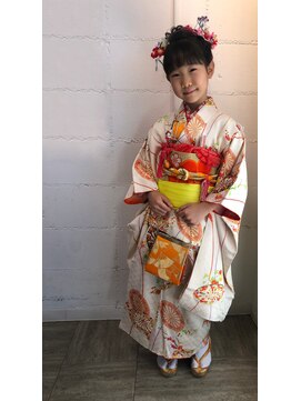 パリスパート2 七五三 毛先 カール 少し 高め アップヘアスタイル