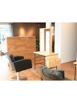 《メンズ専用サロン》サロンでの時間をゆっくりと過ごしていただくために空間を贅沢に使った少人数サロン◎