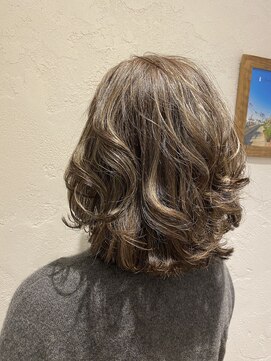 ヘアリゾート バルボア アイランド(hair resort Balboa Island) 30代40代外ハネボブ耳だしショート白髪ぼかし脱白髪染め