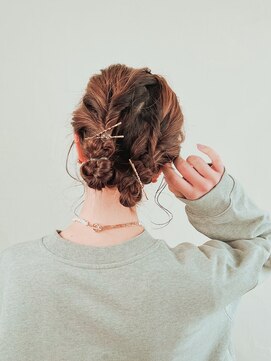 シア(sia) ミディアムボブ/コンパクトツイン/ヘアアレンジ