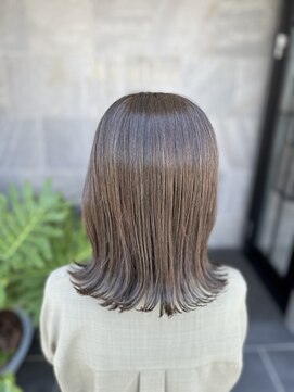 メゾン アヴァロ(Maison Avallo) ツヤ髪切りっぱなしグレージュカラー